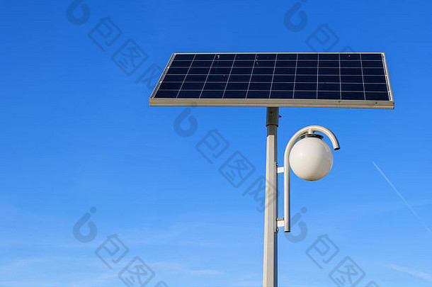 由太阳能电池板在蓝天下供电的灯具，采用光伏组件可再生绿色能源的<strong>创新型</strong>灯具。