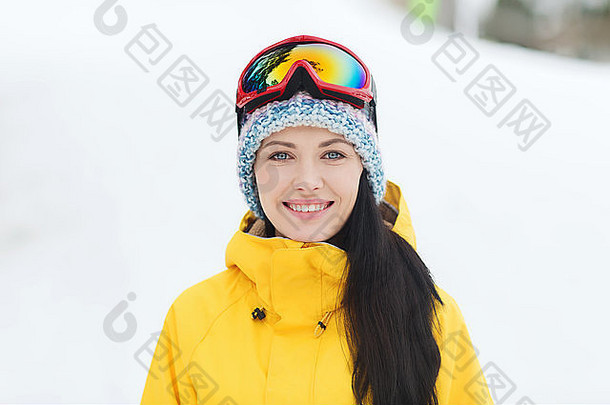 戴着滑雪镜的快乐的年轻女子