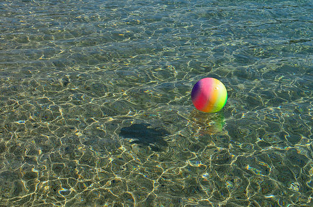 海滩娱乐概念五彩缤纷的海滩球浮动表面清晰的透明的海水很多闪光都有影子复制