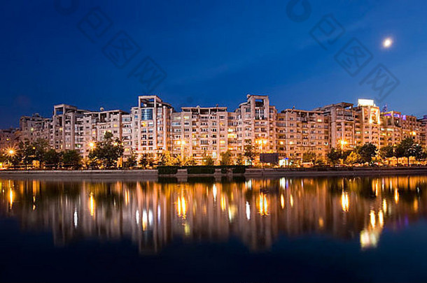 bcr河建筑反映了水布加勒斯特罗马尼亚晚上场景