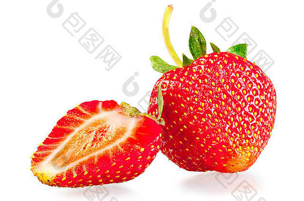 整个草莓和一半在白色背景上