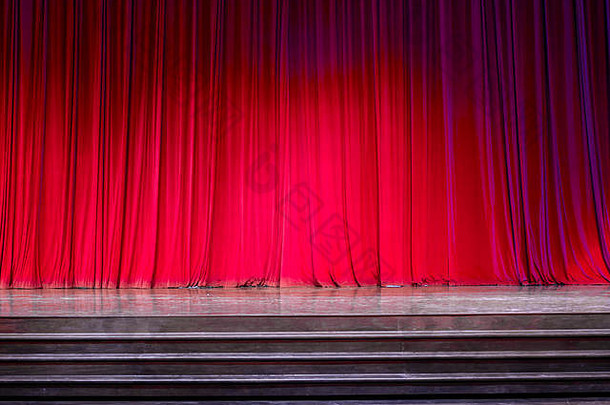窗帘阶段木条镶花之地板楼梯剧院色彩斑斓的照明