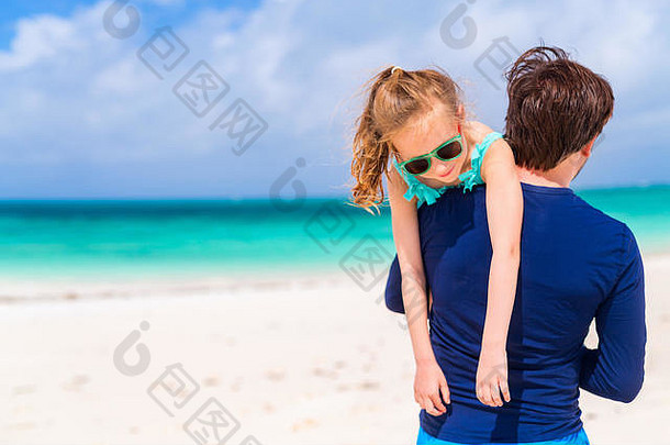 父亲和他可爱的小女儿在海滩上