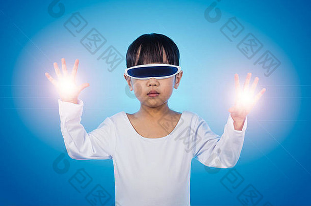 亚洲中国人女孩穿未来主义的眼镜服装行为Cyborg孤立的背景