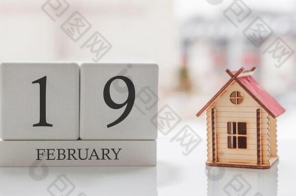 二月日历和玩具屋。月19日。用于打印或记忆的卡片信息
