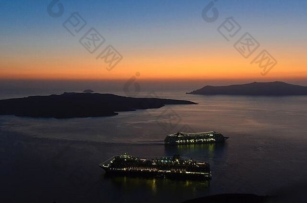 日落在圣托里尼火山口，有两艘游轮。菲拉的观点。希腊