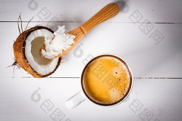 防弹咖啡，是一种掺有黄油或椰子油的咖啡。从上面看咖啡和椰子。部分生酮d