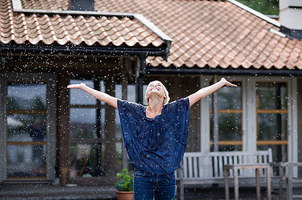 瑞典，一个享受雨水的女人。