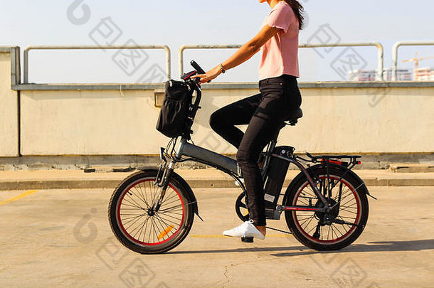 骑电动自行车的年轻女子