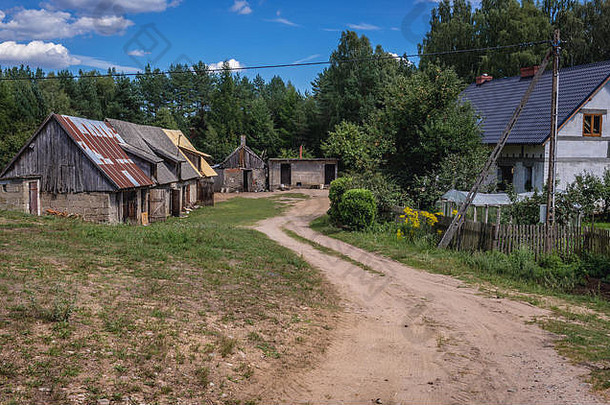 路通过中间农庄瓦格利科维兹村卡舒比亚地区波兰