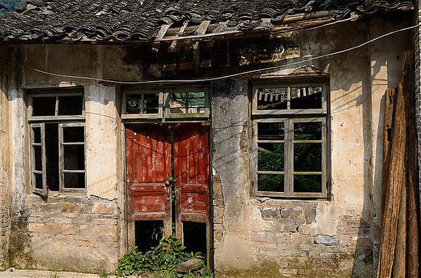 中国阳朔附近富力村废墟中的废弃房屋
