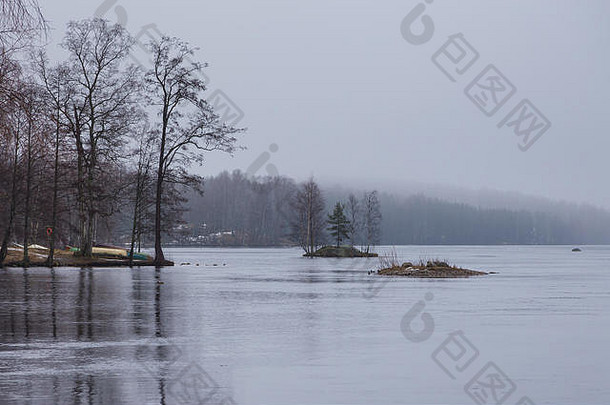 冬季风景中的鲁特萨莱宁湖。芬兰海诺拉，岩石小岛，船只靠岸。