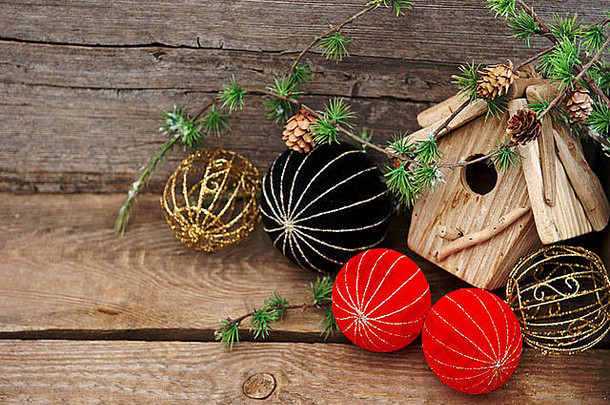 古朴木质背景上的复古圣诞装饰。红色和黑色中国风格的球和装饰品