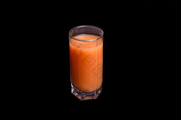 一杯鲜榨果汁。孤立的黑色背景上的桃子、橘子或胡萝卜。