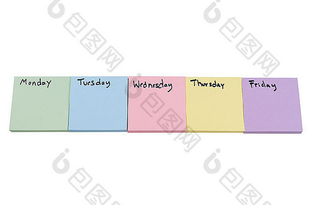 多色贴纸的水平照片，在每种颜色上显示一周中的每一天，在白色背景上隔离