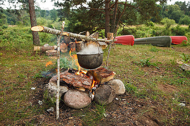 准备食物篝火野生野营