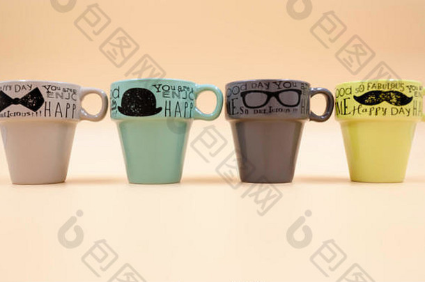 带有不同颜色信息的四个空咖啡杯的宏集细节