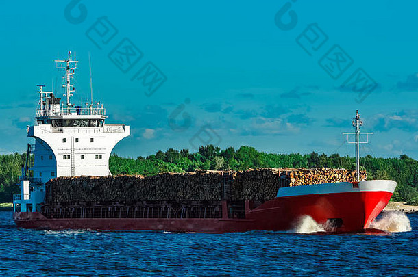 满载木材的红色货船在晴天行驶