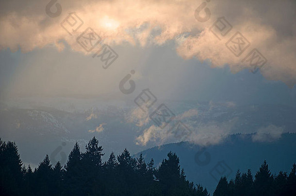 温哥华岛帕克斯维尔的阿罗史密斯山上空聚集着风暴云。不列颠哥伦比亚省。加拿大上海合作组织7973
