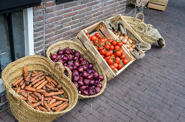 这是外面市场上的篮子和板条箱的新鲜蔬菜