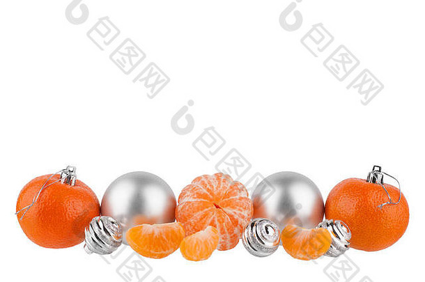 新年边框、圣诞图案、圣诞树装饰、白色背景上的银色玻璃球、橘子、柑桔等