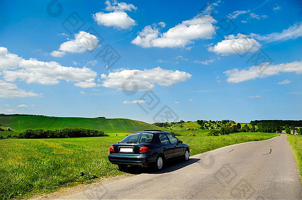 汽车停在风景优美的路边