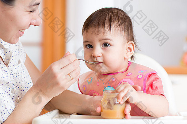 漂亮的孩子吃勺子