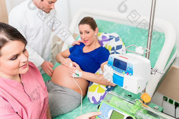 孕妇与医生和护士在产房