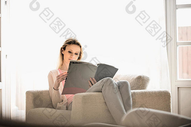 美女在家看杂志