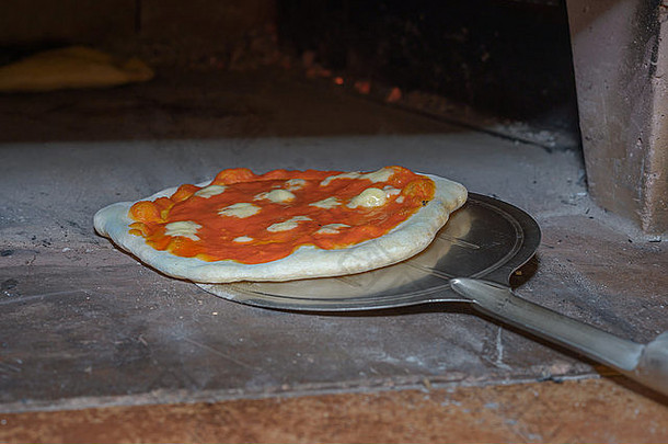 典型的意大利披萨margherita煮熟的木蒸汽