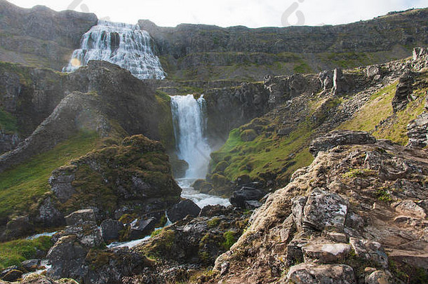 冰岛岩石地形上的多重瀑布瀑布（Dynjandi）