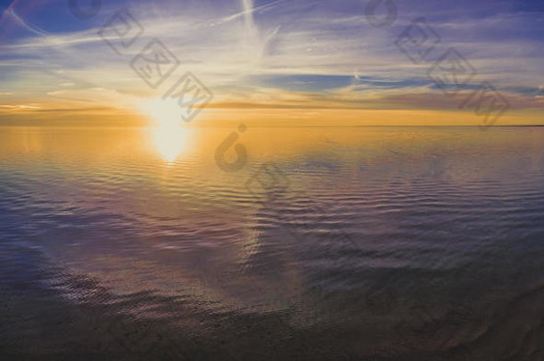海上日落的美丽空中全景图