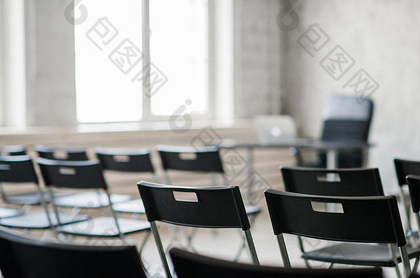 用白板和投影仪屏幕模糊教室的椅子和桌子。黑白色概念。