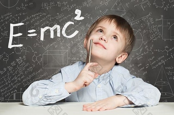 学生小男孩和科学背景。这孩子正在考虑奶粉