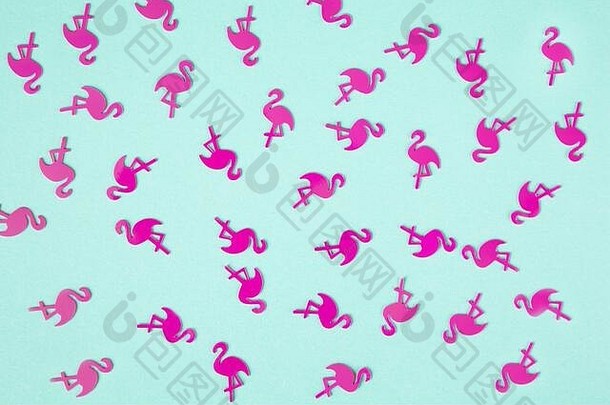 夏季的热带背景，由无数粉红色火烈鸟五彩纸屑组成的混乱图案，在青松石色的柔和背景上，平淡地呈现。夏日，放松，欢乐，波波