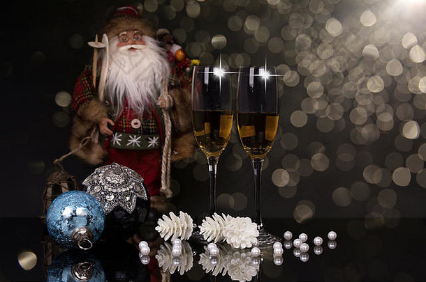 酒眼镜香槟圣诞老人老人圣诞节饰品黑色的背景反射复制空间快乐圣诞节快乐
