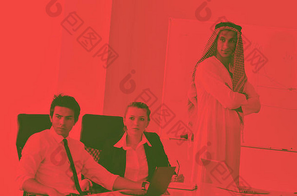 业务会议英俊的年轻的阿拉伯语男人。展示的想法的同事们听的想法成功投资明亮的现代的办公室