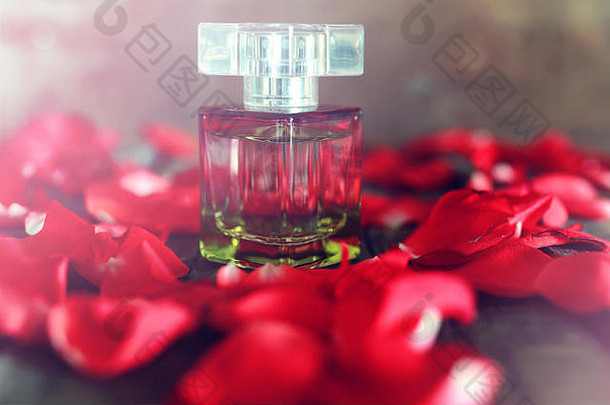 玫瑰香水瓶和花瓣