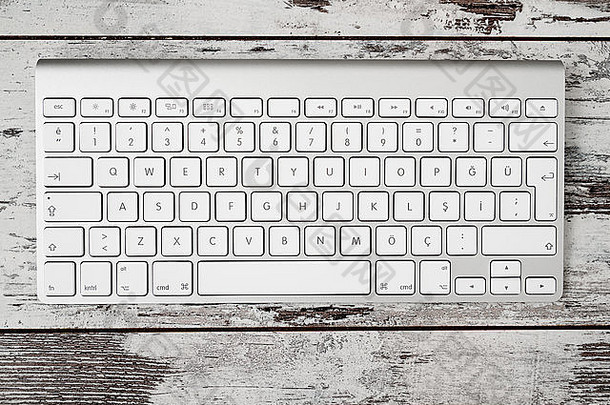 前视图现代无线电脑键盘土耳其字母