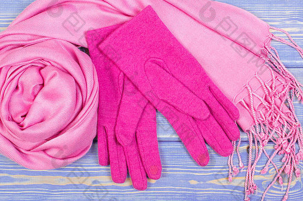 粉色羊毛手套和披肩，适合穿在旧木板上的女士，<strong>秋冬</strong>保暖衣物