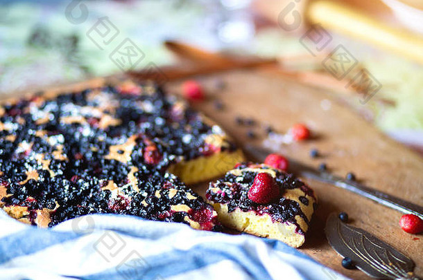 早餐的美味甜点。木制背景和盘子中的<strong>蓝莓</strong>和草莓浆果派特写