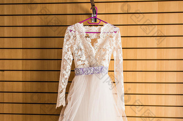 新娘房衣架上的完美婚纱