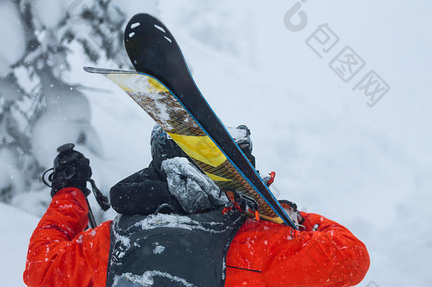 肖像：年轻人在山上拿着滑<strong>雪镜</strong>。