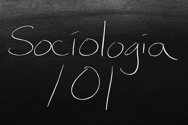 黑板上用粉笔写的单词Sociologia 101