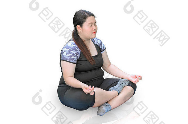 亚洲胖女人瑜伽坐在白色地板上冥想