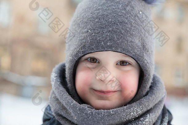 孩子男孩年冬天灰色的<strong>针</strong>织羊毛他绒球围巾-斯诺德特写镜头肖像相机