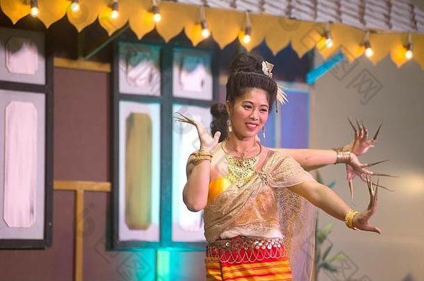 身着中泰古典舞套装的美女在舞台上展示着传统舞蹈的图案。