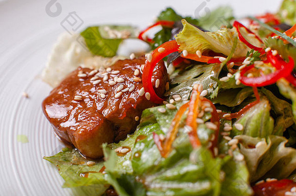 碗沙拉牛肉红烧的蔬菜亚洲食物沙拉白色菜表格餐厅菜单