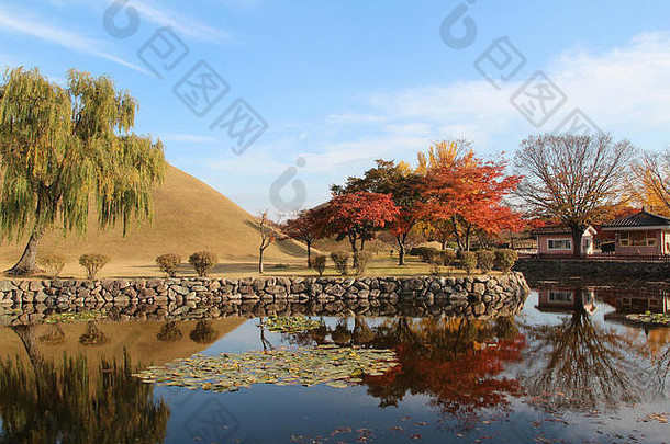 韩国南部庆州<strong>大团圆</strong>皇家陵墓公园的秋景和蓝天