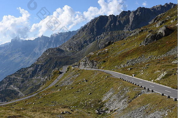 路支持通过瑞士阿尔卑斯山脉